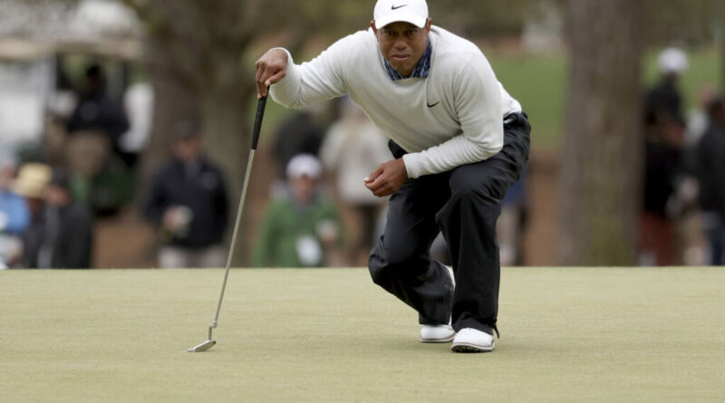 Tiger Woods slår bästa slagen på golfbanan