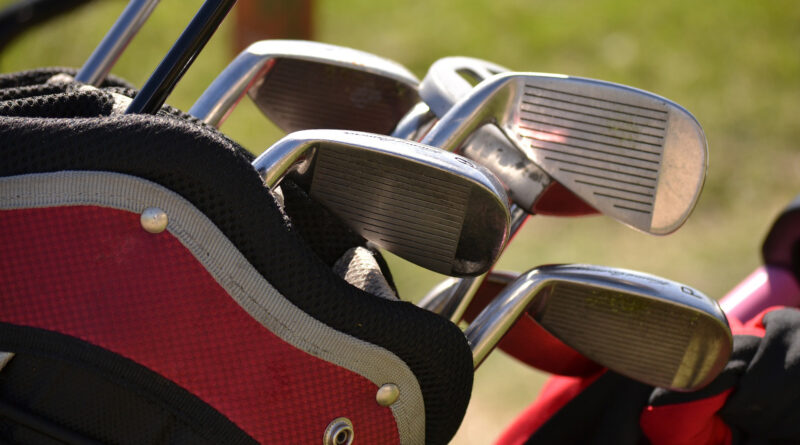 Golfbag med golfklubbor