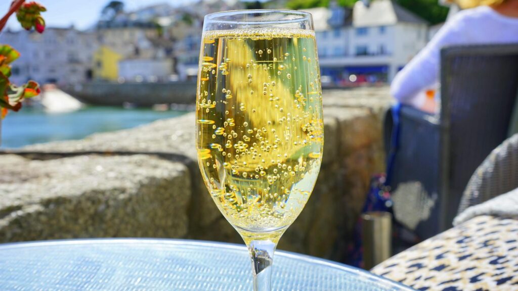 Bubblande champagne en porlande dryck i glas