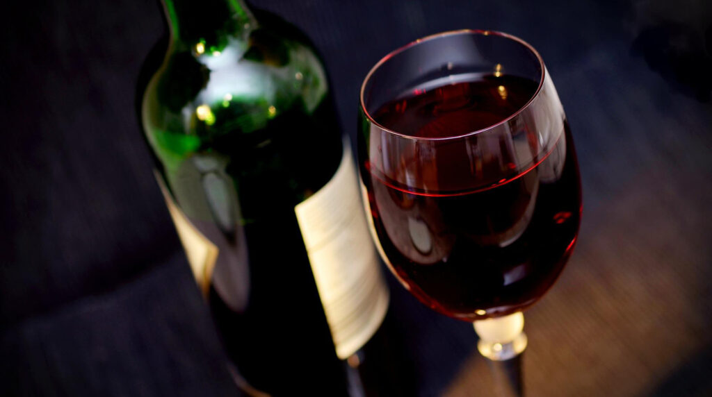 Rödvin i glas och en vinflaska