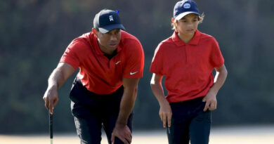 Tiger och Charlie Woods spelade golf
