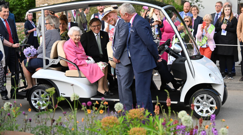 drottning Elizabeth i golfbil