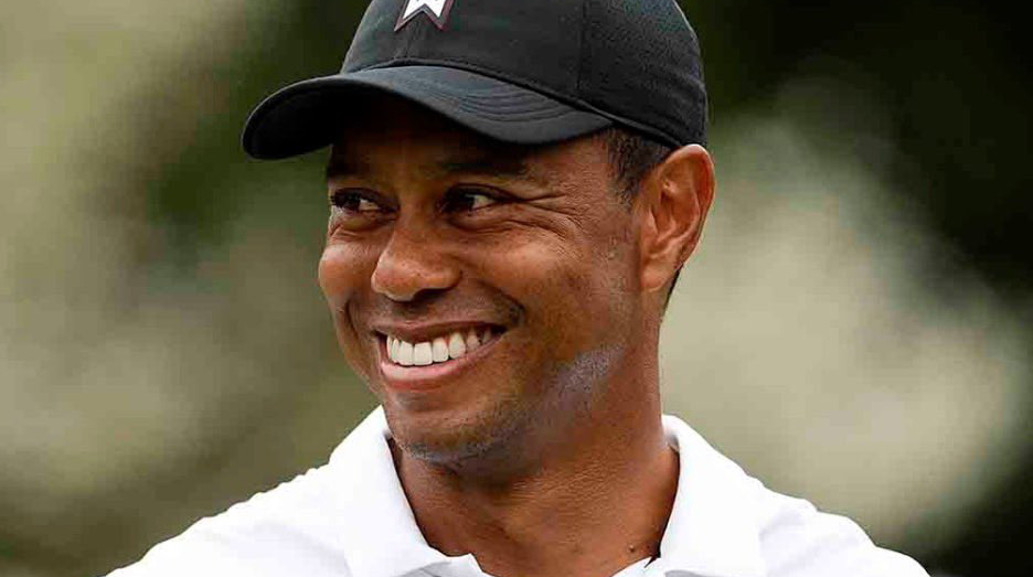 Tiger Woods är golfstjärna och han ler ofta efter sina briljanta golfslag