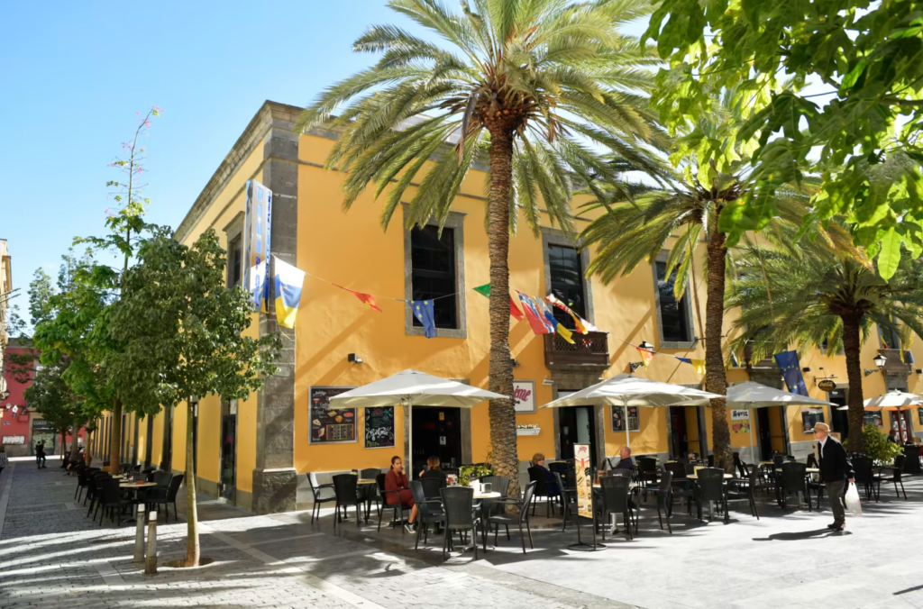 Gult hus och cafégäster i Las Palmas på Kanarieöarna