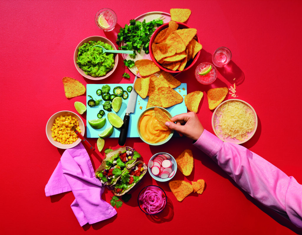 Nachos för tacokvällen med tillbehör. taco